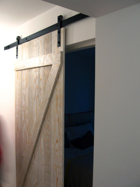 industrijska sina sa ambarskim vratima prilagodjeno potrebama enterijera