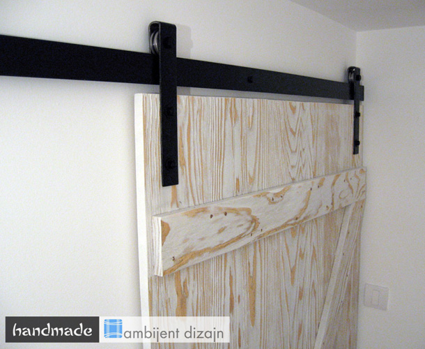 ofarbana u crno industrijska sina ne pravi buku jer je napravljena od specijalnih materijala cvrsti zidovi posebna tehnika