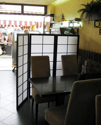 pregrada paravan u kaficu ili restoranu moze na praktican nacin da se resi sa japanskim paravanom koji se preklapa odnosno lako se rasklapa i sklapa