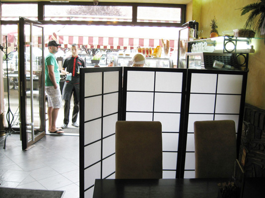 ne montira sei ne ugradjuje vec se odmah koristi japanski paravan sa pleksiglasom