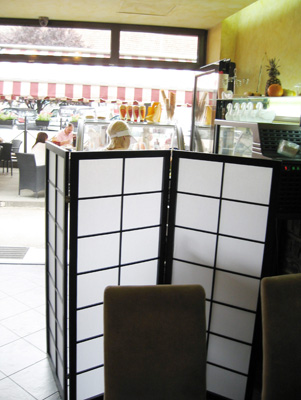 sladoled iza tezge paravana koji posluzuje seksi devojka