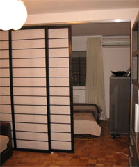 osvetljenost dnevne sobe je omogucena papirusom odnosno pirinacnim papirom 