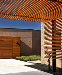 drvena terasa i resetka za hladovinu pored kuce