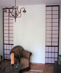 luksuzna klizna vrata sa stilskim namestajem od ruzinog drveta u pozadini je pirinacni papir iz Japana koji daje ambijentalno svetlo i prijatnu atmosferu u dnevnoj sobi i salonu