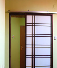 klizna vrata na ulazu u sobu od pleksiglasa sa besumnim nehanizmom otvaranja 