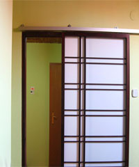 klizna vrata na ulazu u sobu od pleksiglasa sa besumnim nehanizmom otvaranja 