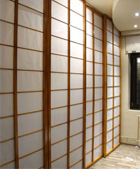 velika lepa klizna vrata tj plakar koji je smesten u spavacu sobu