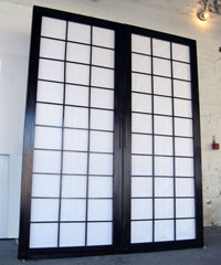 masiv klizna vrata od cvrstih materijala drvo masiv i rizin papir sa okvirom sa obe strane daje cvrstinu masivnost i trajnost