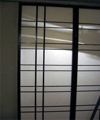 nocu emituje prijatnu ambijentalnu svetlost