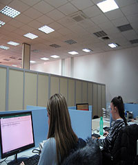 radna atmosfera u kancelariji sa office pregradama