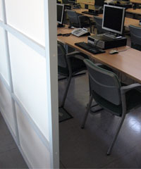 samostojece na nogarama pregrade formiraju veci ili manji prostor u sali za predavanje moze da se podeli na vecu i manju ucionicu