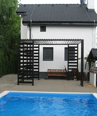 pergola ili letnjikovac za hladovinu u dvoristu pruza lep ugodjaj