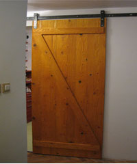rusticna vrata ulaz u stan i moderno kombinacija