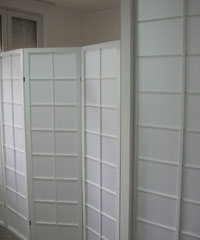 yubarska ordinacijama sa pregradama koje su mobilne i tako se prostor uvecava i smanjuje po potrebi ispred je cekaonica a kada niko ne ceka prostor je otvoren