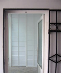 ulaz u zubarsku ordinaciju sa japanskim pregradama potpuno beli ambijent odaje utisak cistoce a bela boja je simbol lekara zubara cestitosti cistoce